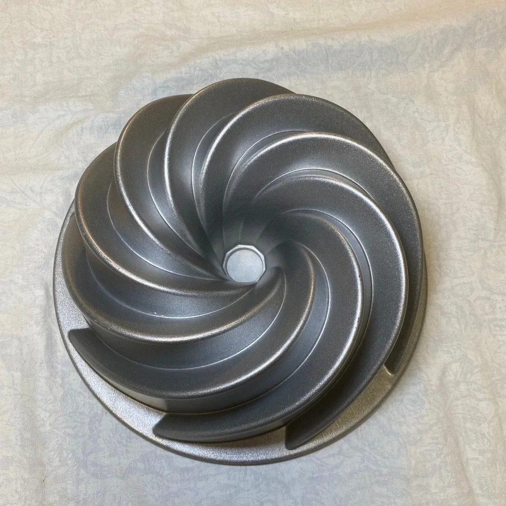 Nordic Ware Heritage Bundt Pan 10 Cup Cast Aluminum Nonstick Cake Mold USA